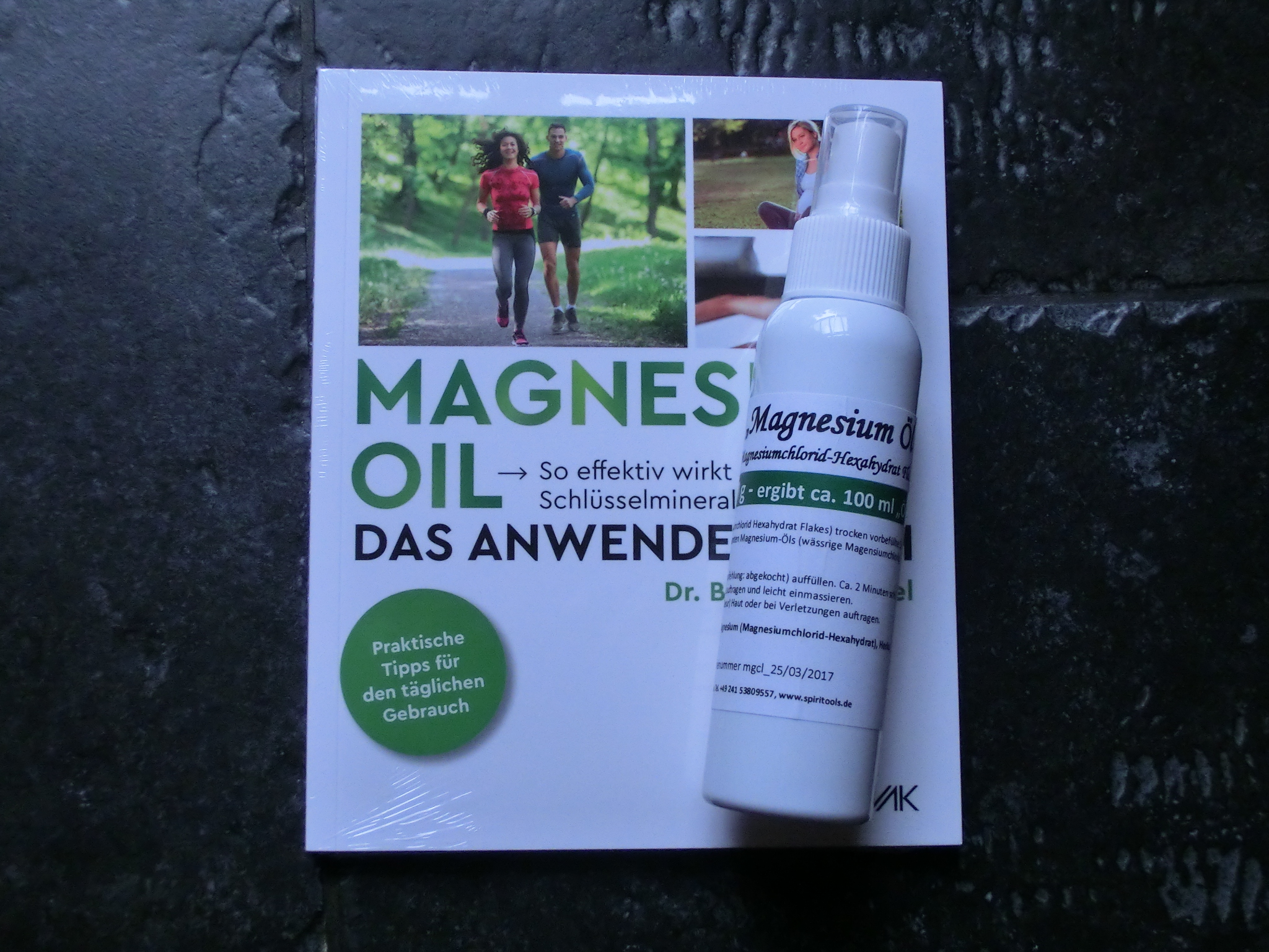 Set: Anwenderbuch "Magenesiumöl" + Sprühflasche mit Magnesiumchlorid Flakes